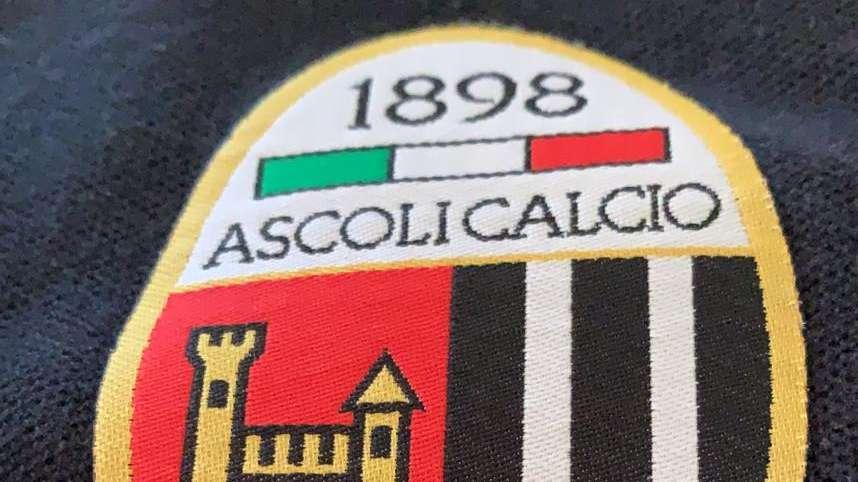 Ascoli in silenzio stampa e squadra in ritiro