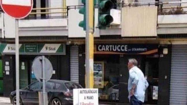 Zeman da solo con un trolley: la foto del boemo che lascia Foggia