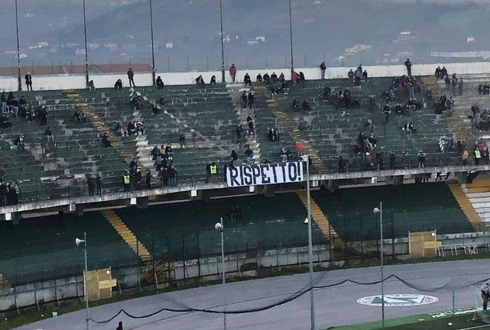 Avellino, la contestazione della curva: "Rispetto!"