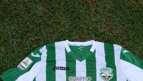 Monopoli, due club di B  su un difensore