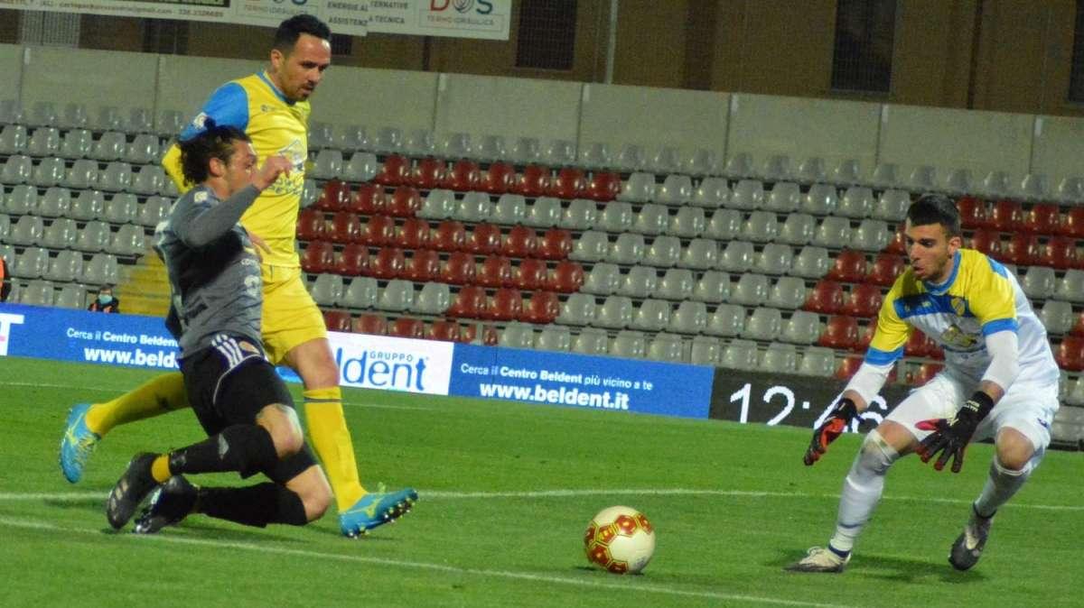 Ravenna, tra i pali vicina la firma dello svincolato Matteo Soncin