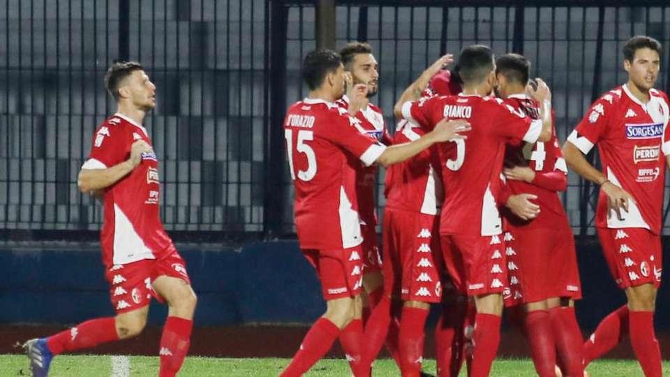 Bari, parla lo stilista della nuova maglia: "Ispirata a Bilbao e Barça"