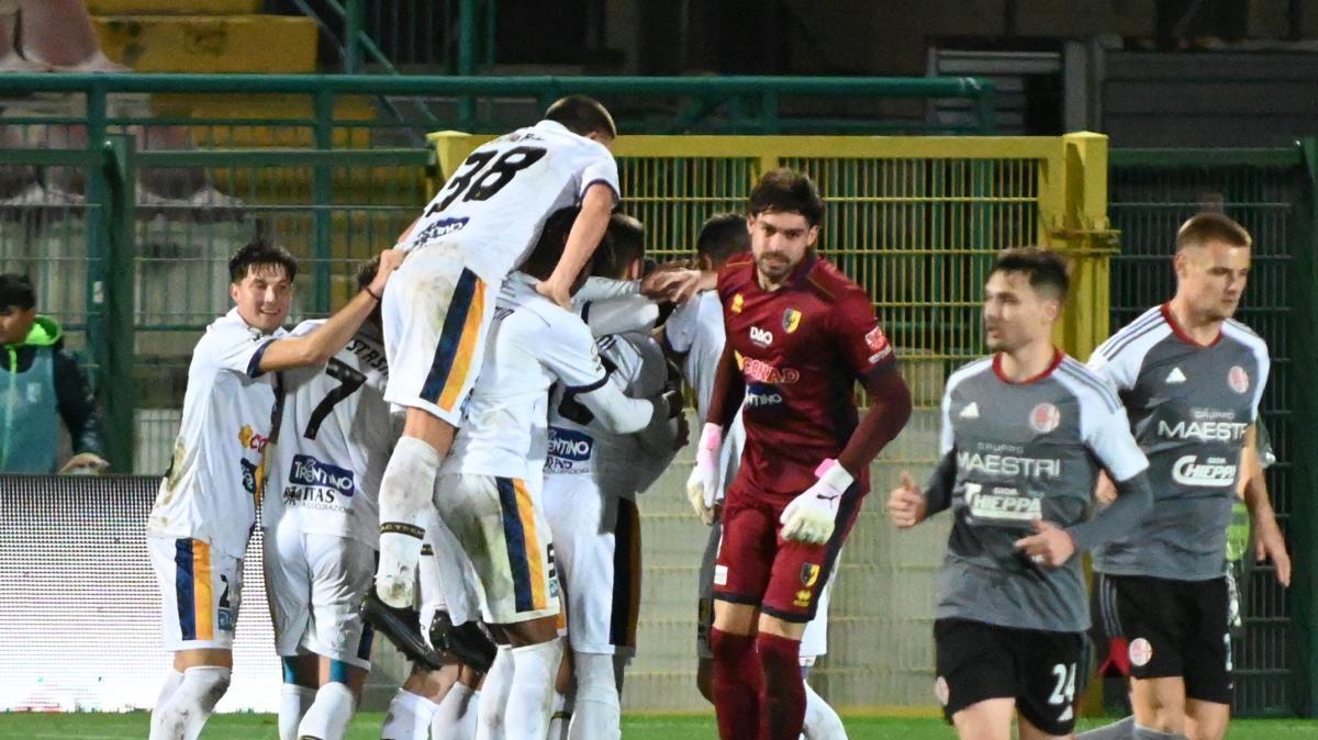 Pro Vercelli-Trento, Accornero parte titolare: le formazioni ufficiali