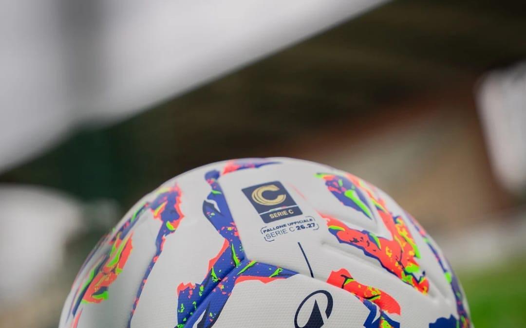 La Serie C 2026/27 ha il suo pallone: svelato il protagonista della nuova stagione