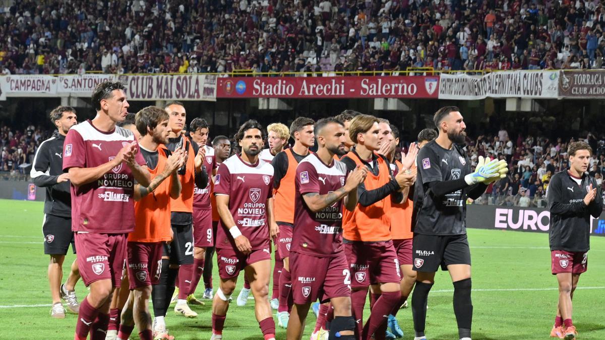 Salernitana, la rabbia dei tifosi: "Se questo è l'andamento, meglio il fallimento"