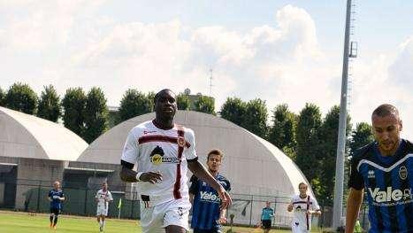 Trapani in pressing su un attaccante di Lega Pro