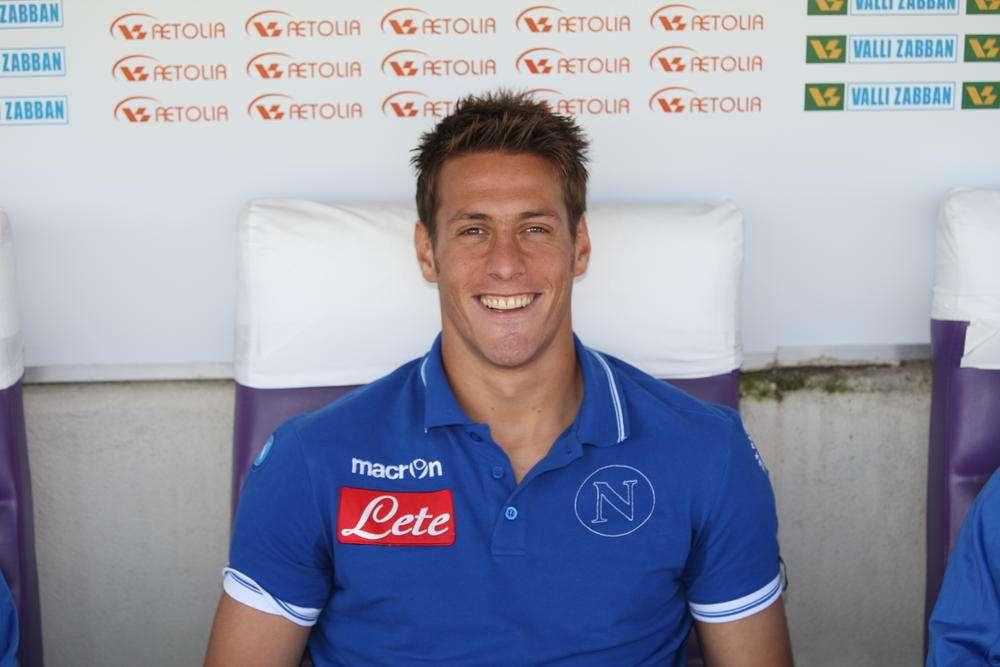 Inler l'ostacolo tra il Cagliari e Denis