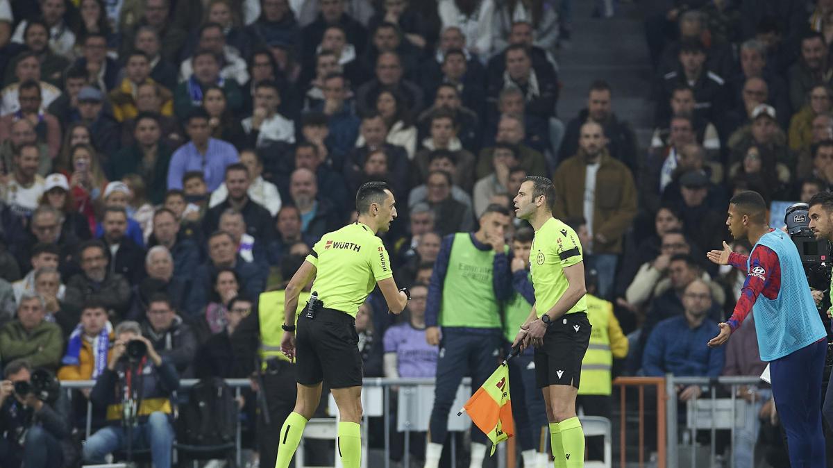 Parma-Cagliari, Perenzoni sarà l’arbitro: un solo precedente con i rossoblù