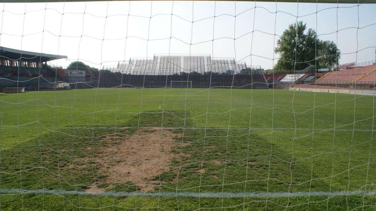 La Nuova Sardegna - Pallone in laguna, è lo stadio d'Is Arenas