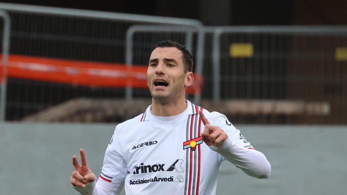 Cagliari, colpi last minute. L'Unione Sarda: "Un giapponese in difesa. Pressing per Bonazzoli. Borrelli in uscita"