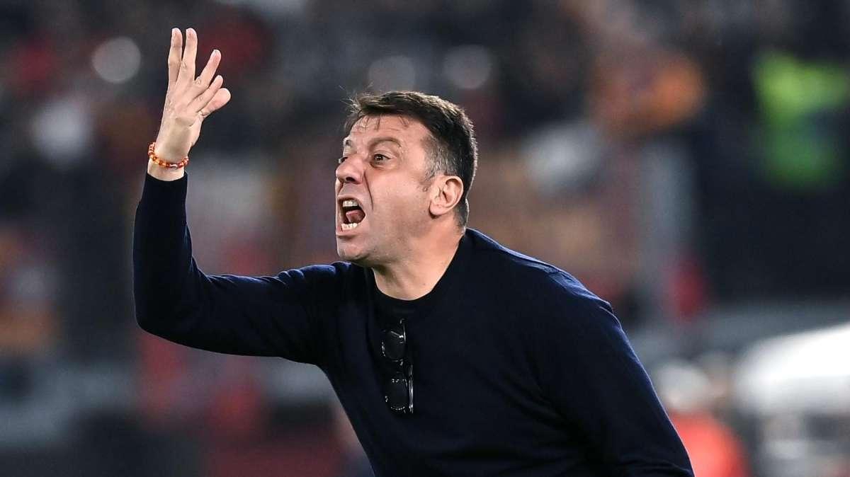 QUI LECCE - D'Aversa: "Il Cagliari gioca tanto in verticale. Dobbiamo essere bravi a trovare equilibrio"