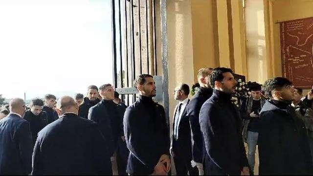 Addio a Riva, anche il Cagliari ha fatto il suo ingresso nella Basilica (VIDEO)