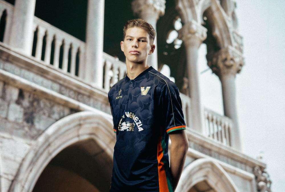 Il Venezia svela le maglie sul ponte di Rialto