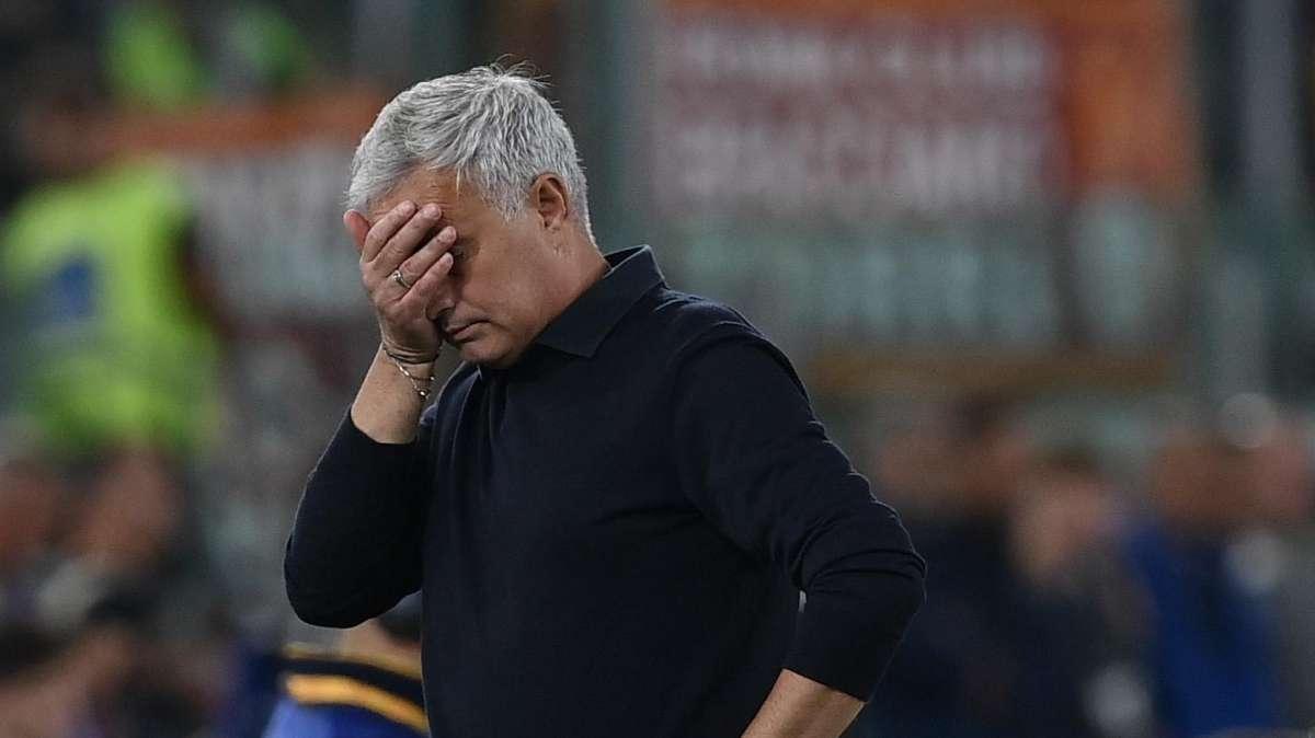 La Roma vuole esonerare Mourinho dopo Cagliari? Il club smentisce, è un fake news, nessun contatto con Flick