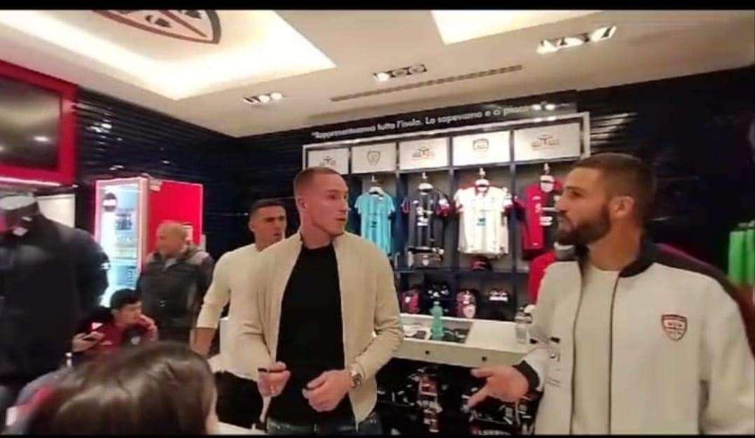 Circa cento tifosi allo store del Largo Carlo Felice per incontrare i rossoblù (VIDEO)