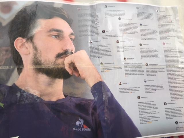 Il Napoli omaggia Davide Astori prima del match con la Fiorentina