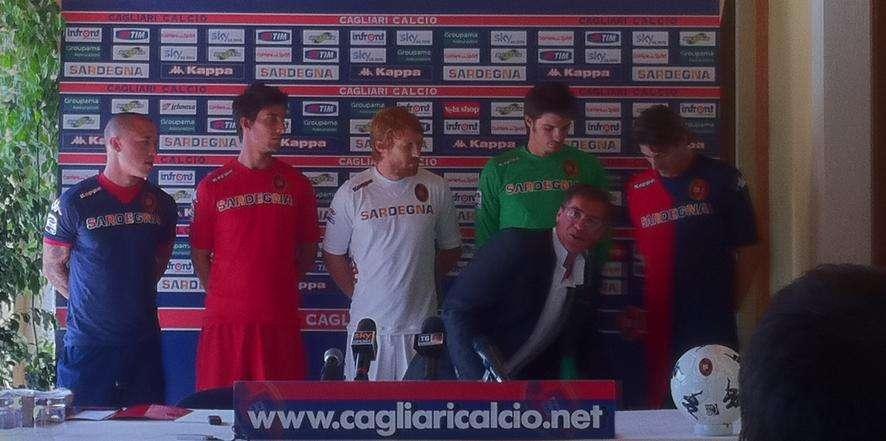 Rossoblù, bianca, rossa e blu: ecco le nuove divise griffate Kappa