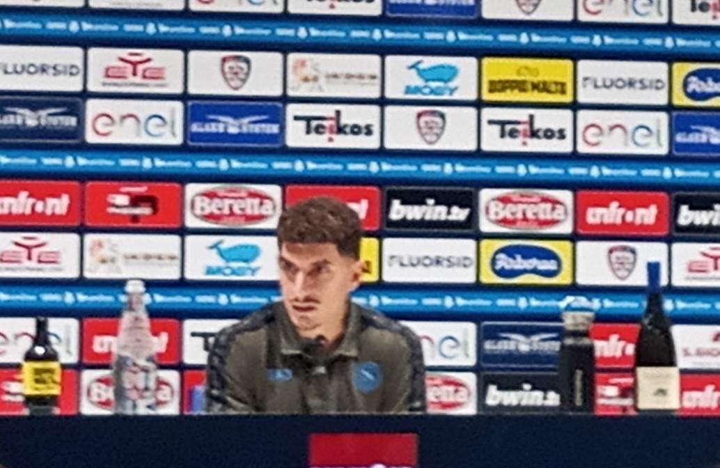 SALA STAMPA - DI LORENZO: “Felice per il gol. Cosa ho detto ai tifosi? Certe cose non devono succedere”