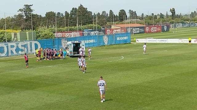 Paura in Cagliari-Genoa Primavera: Trepy crolla dopo un colpo alla testa, cosciente dopo l’intervento dell’ambulanza