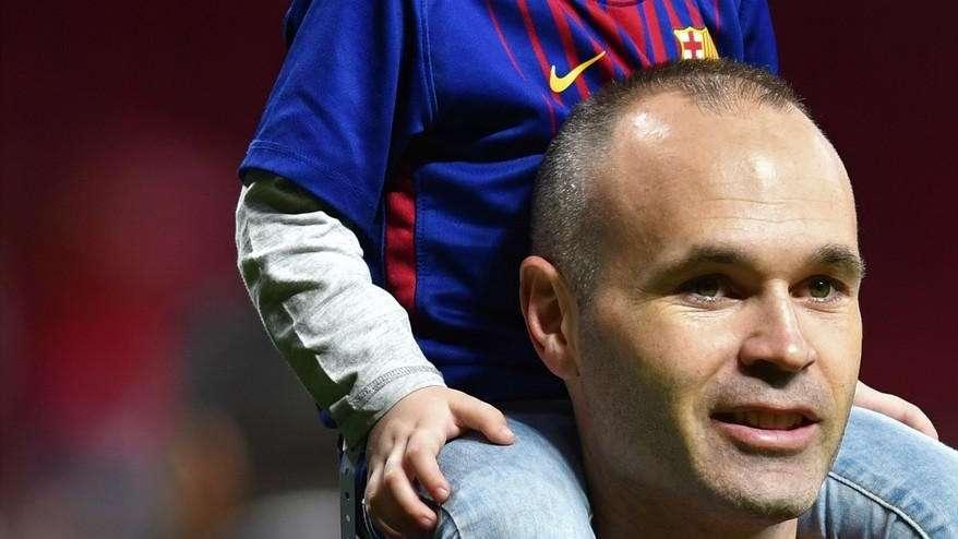 Iniesta dice addio al calcio, il messaggio social di Mina: "Orgoglioso di aver condiviso momenti con te" (FOTO)