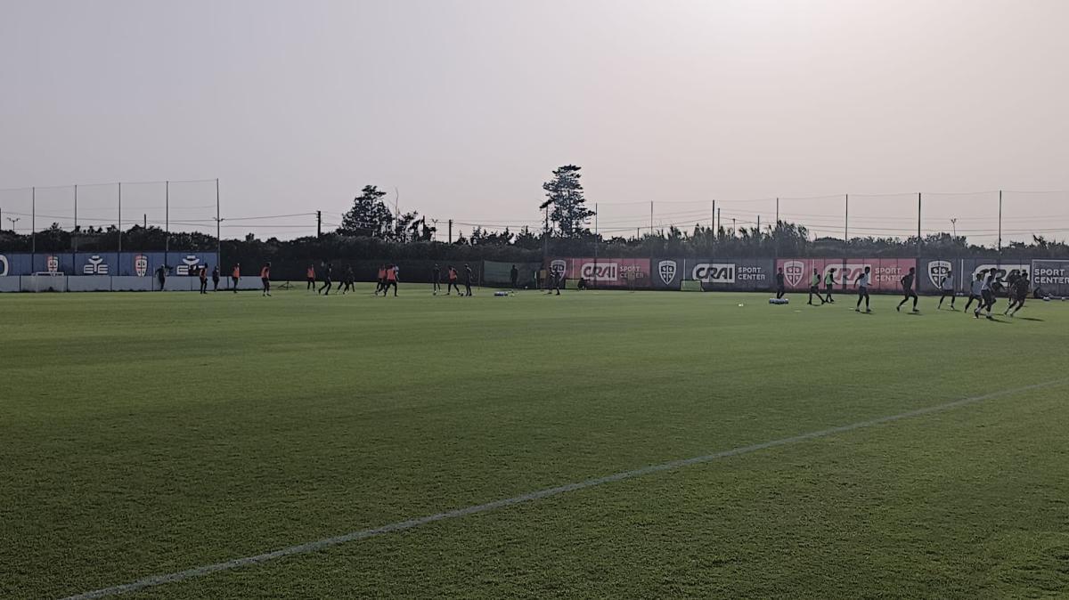 Cagliari, allenamento sotto il sole ad Assemini: i primi scatti