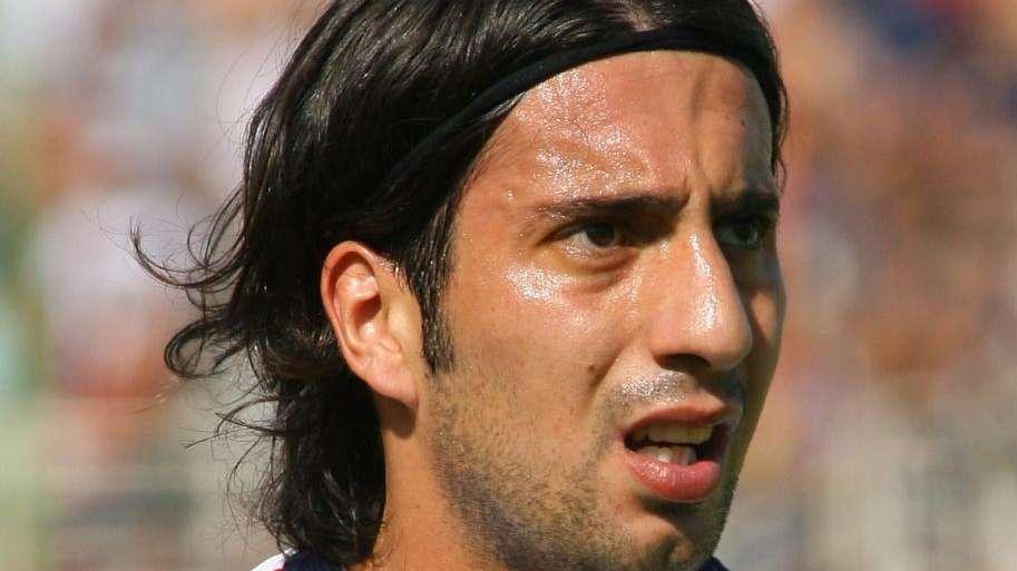 Cagliari in campo con il lutto al braccio in ricordo di Capone