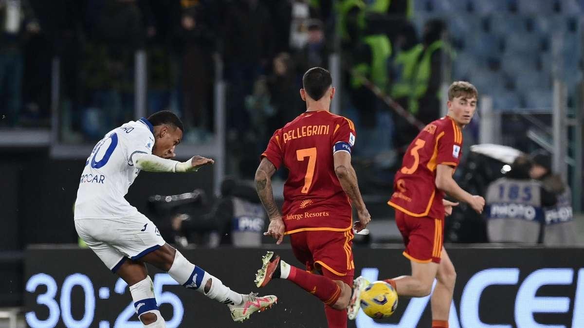 Serie A, la Roma soffre ma la prima di De Rossi è buona: 2-1 al Verona