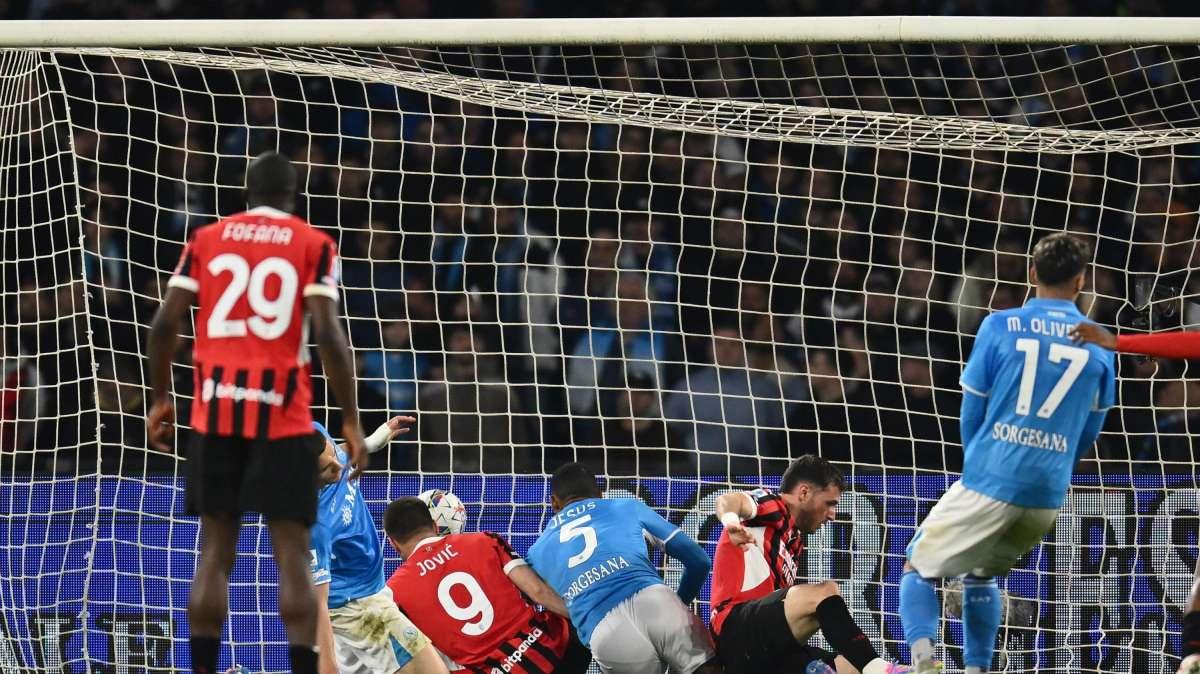 Serie A, il Napoli risponde all'Inter. Politano e Lukaku stendono il Milan. La classifica aggiornata