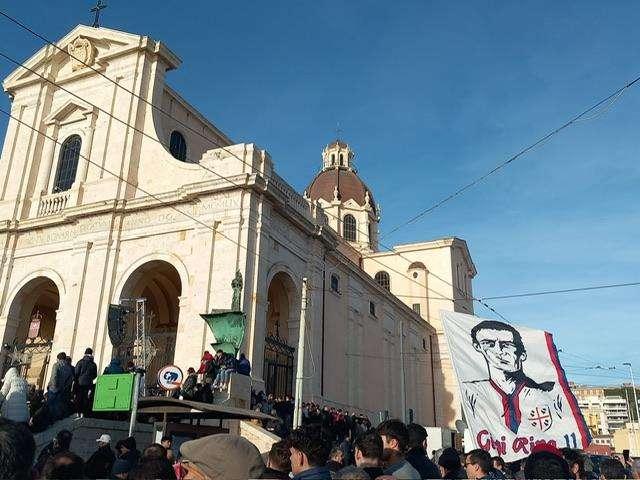 LIVE TC - RIVA, il giorno dell'ultimo saluto. Cerimonia terminata. Ora il seppellimento al cimitero monumentale