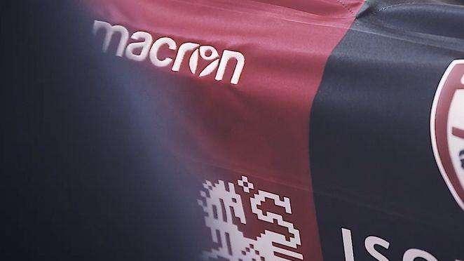 Rossoblù in campo col Genoa con una speciale maglia di Natale