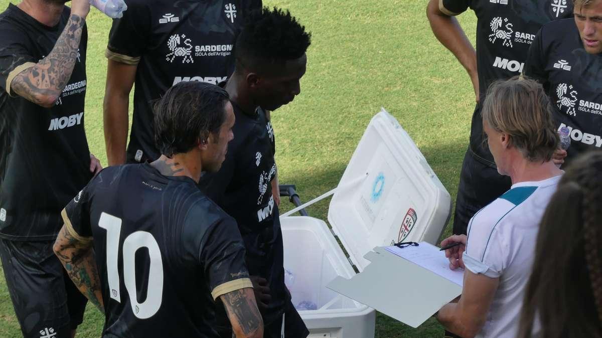 Il Cagliari in campo per il riscaldamento: le immagini (VIDEO)