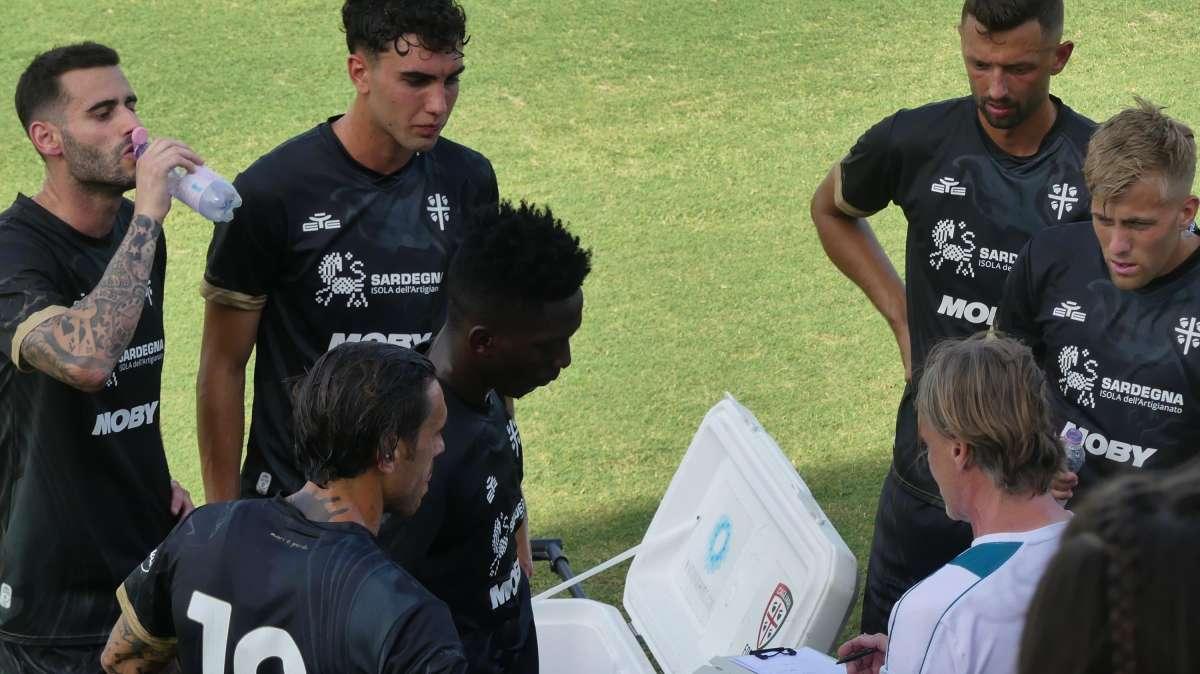Cagliari carico verso l'impegno contro il Napoli. Il video dell'allenamento