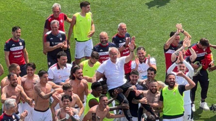Mister Ranieri portato in trionfo dalla squadra sotto la curva (FOTO)