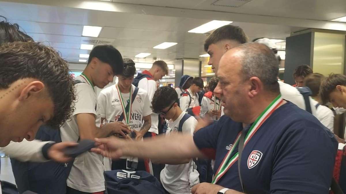TC - Cagliari Primavera, la festa rossoblù prosegue all'aeroporto di Linate (VIDEO)
