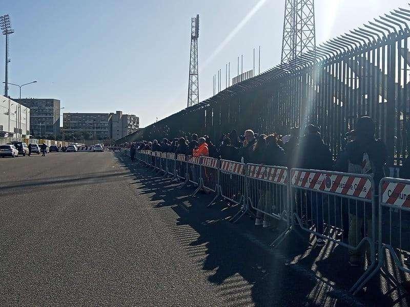 Riva, lunga fila di tifosi fuori dall'Unipol Domus (FOTO)