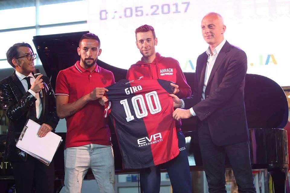 Giro d'Italia - Il Cagliari consegna la maglia celebrativa a Vincenzo Nibali
