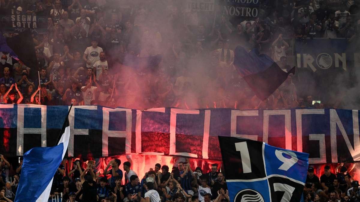 QUI ATALANTA - I nerazzurri ricevono l'abbraccio dei tifosi a Zingonia