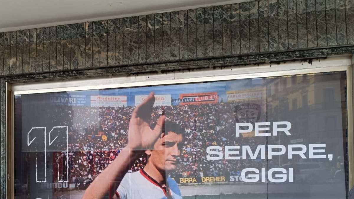 Cagliari store, omaggio a Riva: "Per sempre, Gigi" (FOTO)