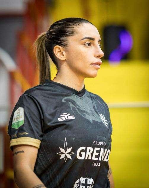 Fabiana Vecchione: "Siamo una grande famiglia, sempre pronte al sacrificio. Nicola? Sono sicura che salverà il Cagliari così che potremo festeggiare insieme"