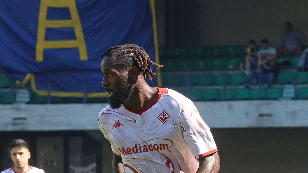 Gazzetta - Cagliari. Bonato, Nzola e Bonazzoli nel mirino di Bonato. Ma prima bisogna piazzare Lapadula