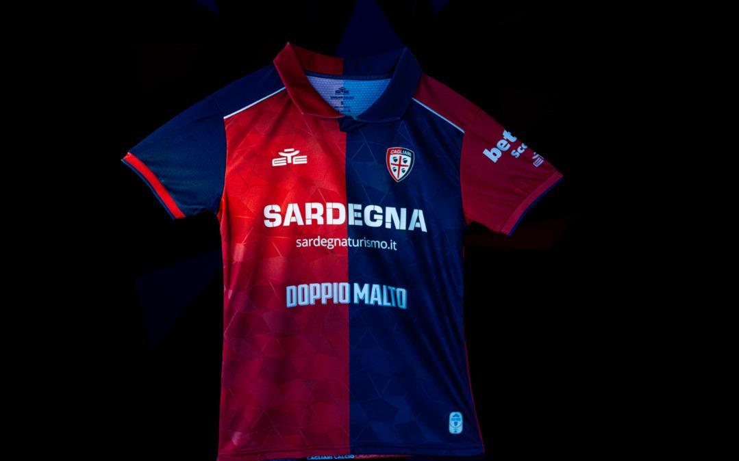 Il Cagliari omaggia il sindaco di Ponte di Legno: maglia personalizzata consegnata da Muzzi