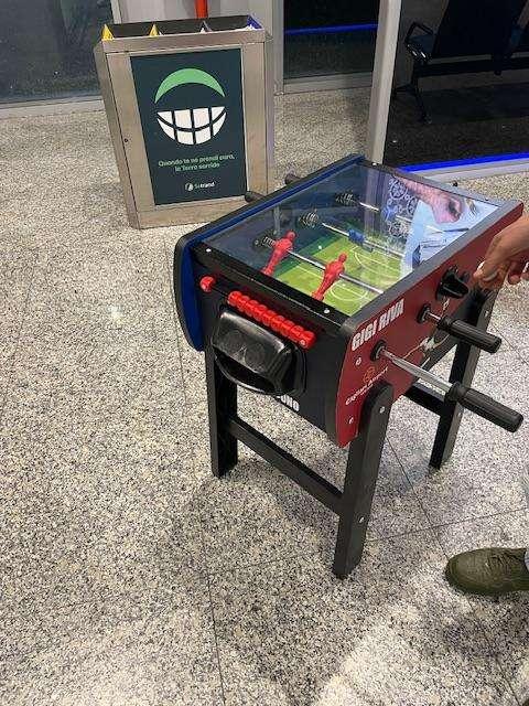 All'aeroporto di Cagliari Elmas il mini biliardino Gigi Riva