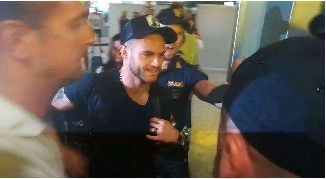 Nandez all'aeroporto di Elmas: "Cagliari è stata la mia priorità. Sono felice"
