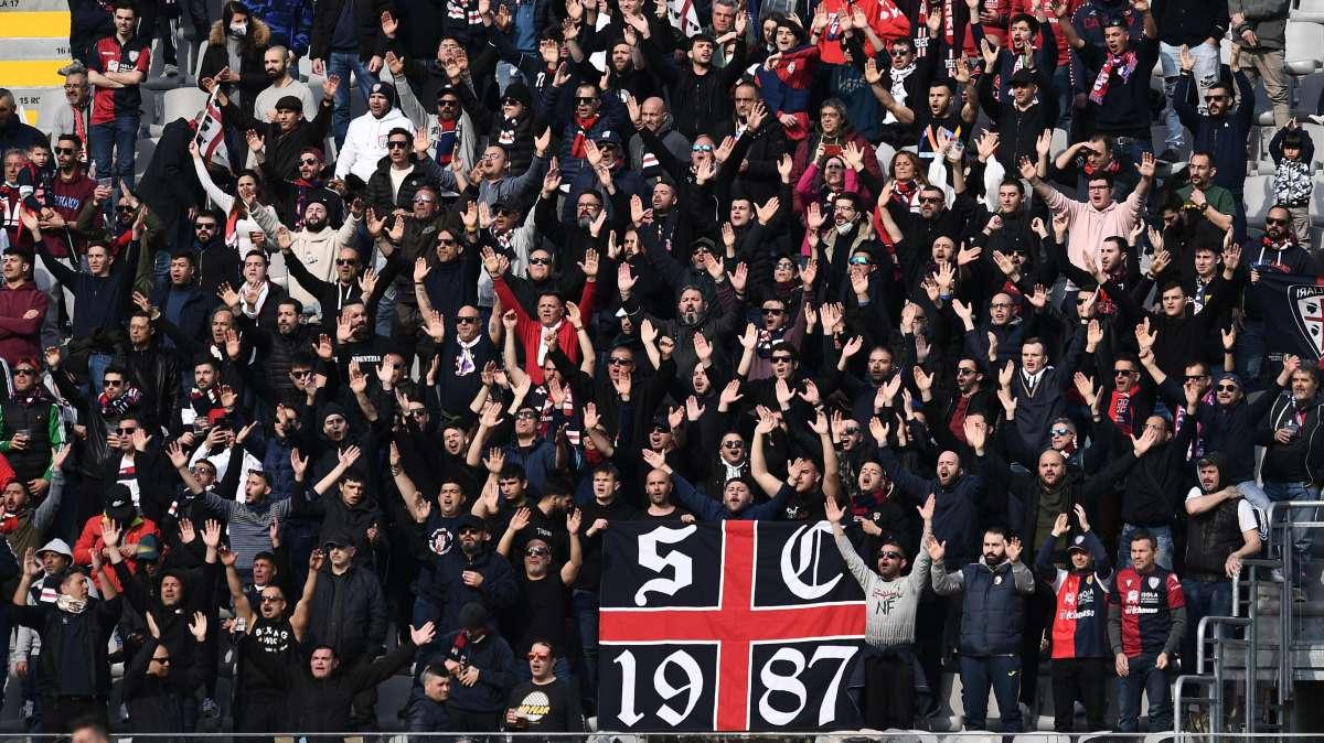 Il Cagliari applaude il pubblico presente alla Domus per l'allenamento odierno (VIDEO)