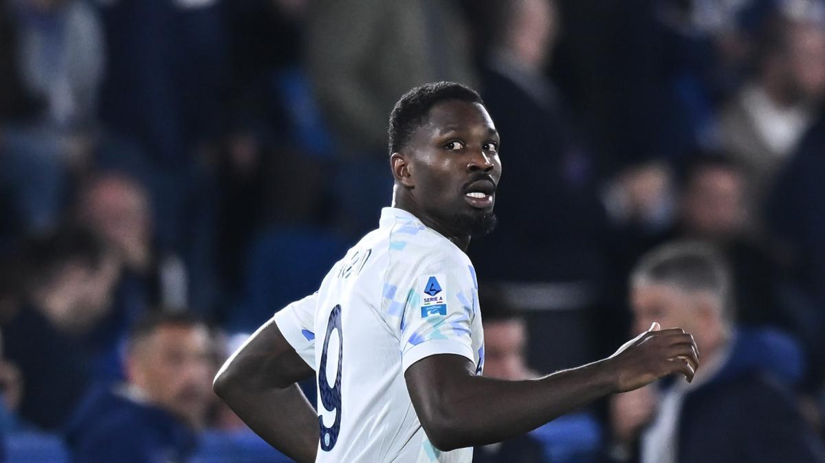 Il bel gesto al 76': Thuram si complimenta con Palestra