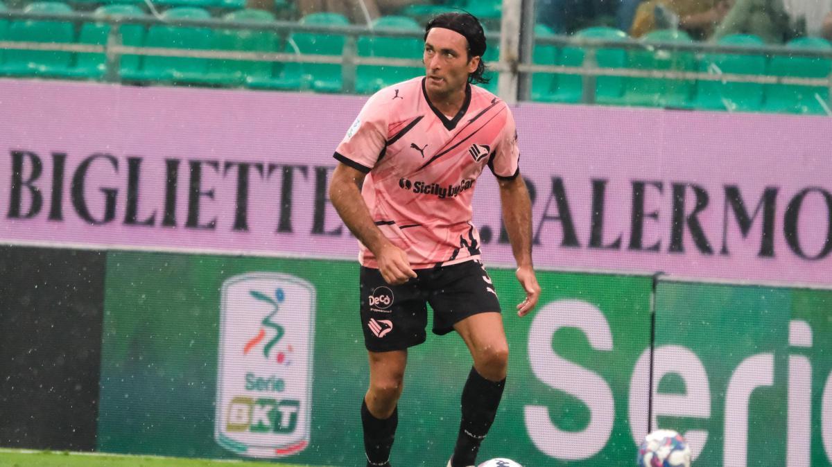 L'ex Cagliari domina la fascia sinistra. Corsport: "Palermo super con Augello l’inamovibile"
