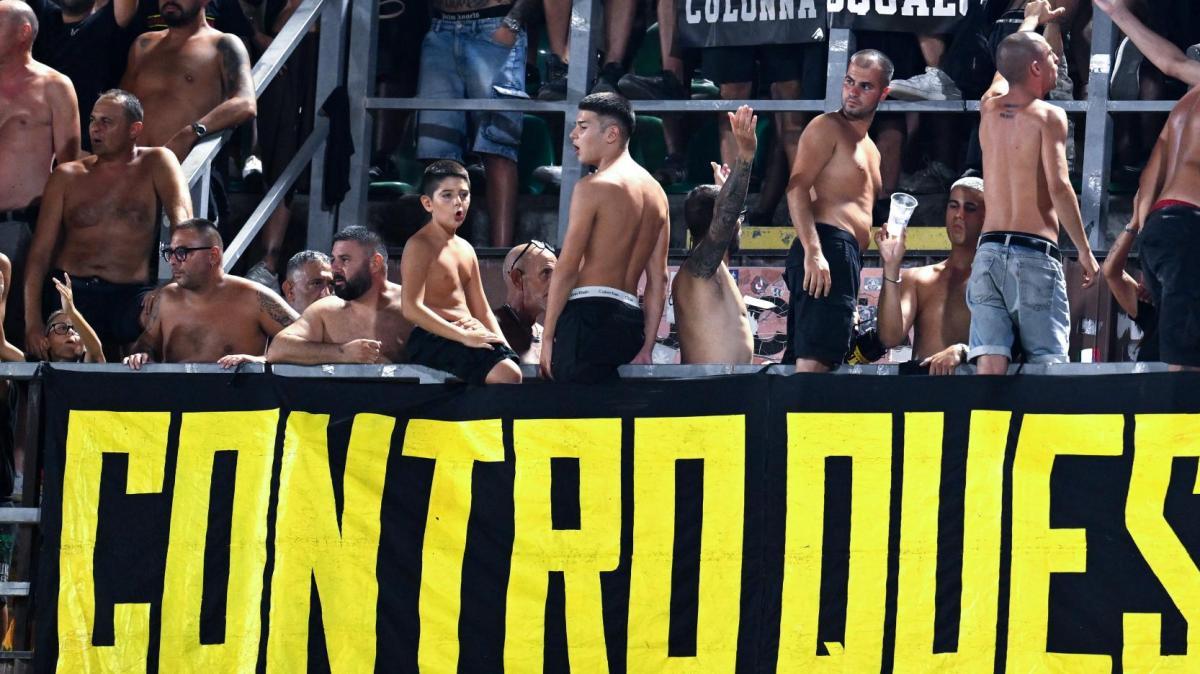 Cagliari-Lecce, striscione nel settore ospiti: "Contro questo calcio"