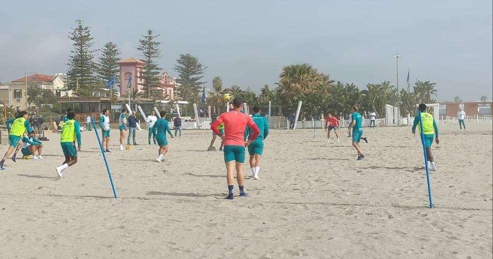 Il Cagliari al lavoro alla spiaggia del Poetto: fine della seduta