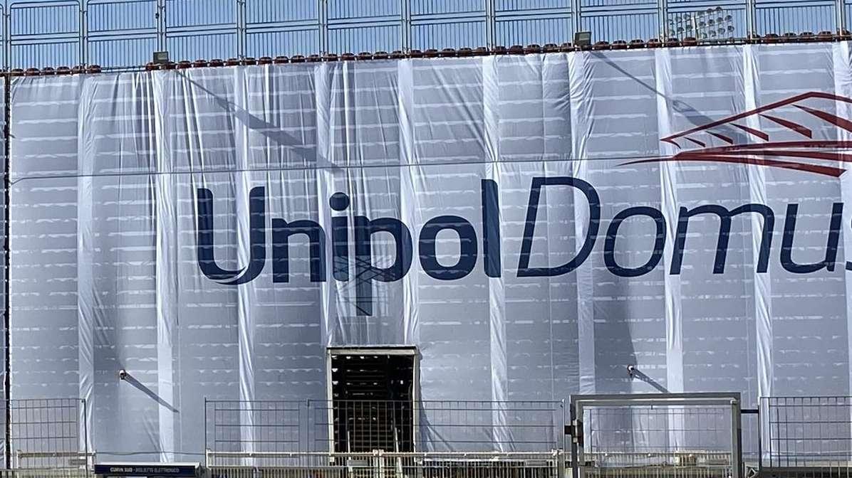 Cagliari-Roma, giro di campo all'intervallo per i bambini della scuola tifo con la nuova maglia speciale