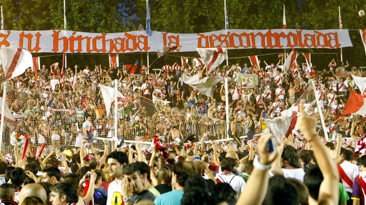 Rayo-Cagliari, tensione a Vallecas: gli ultras contestano Martín Presa